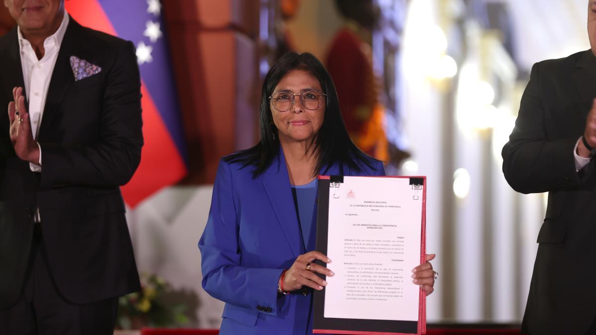 La presidenta encargada de Venezuela, Delcy Rodríguez, sostiene el documento de la ley de amnistía este jueves, en Caracas (Venezuela).