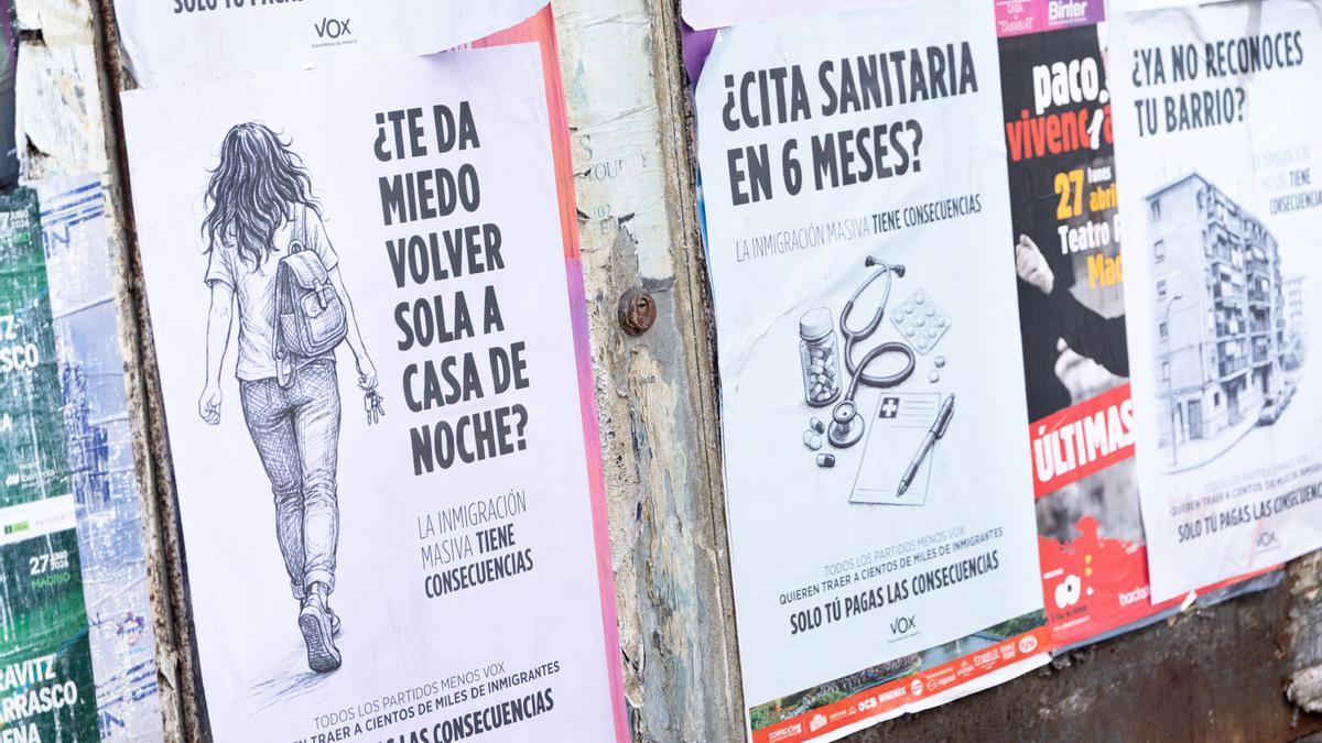 Carteles de Vox contra la inmigración antes de las elecciones en Andalucía.