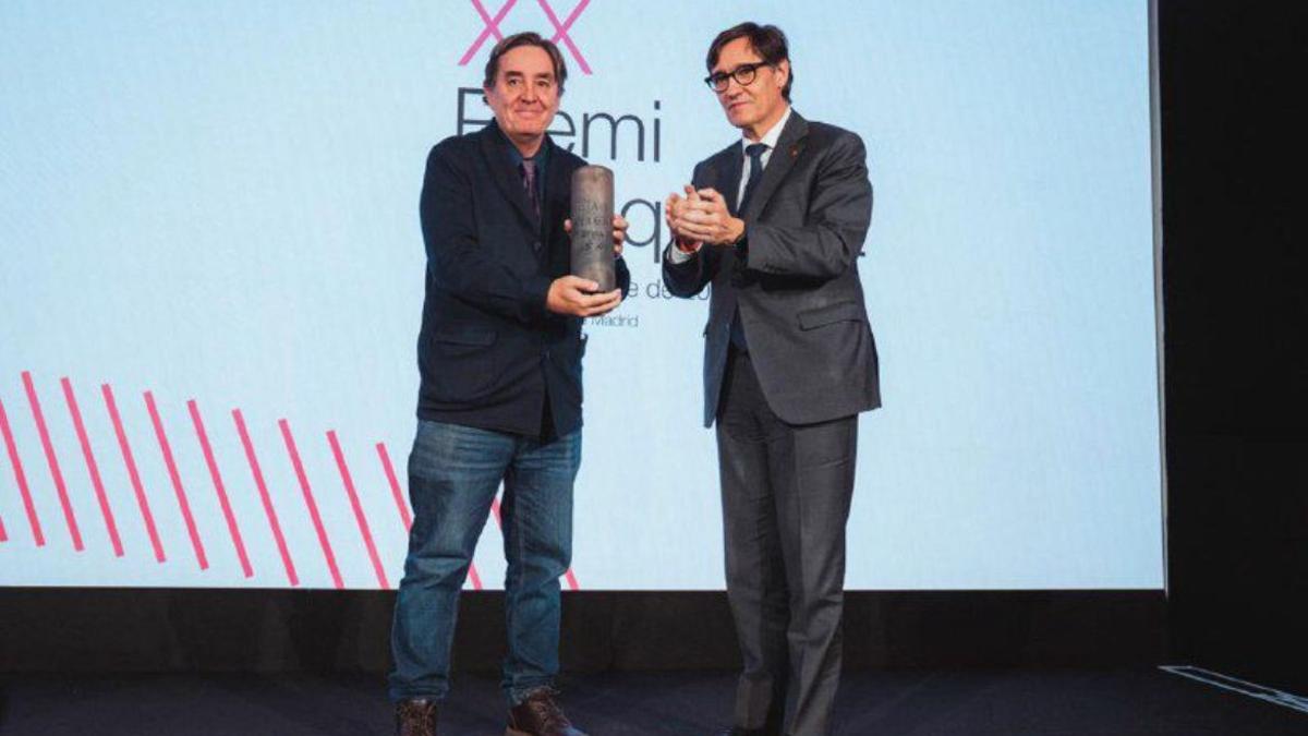 Salvador Illa y el galardonado con el Premio Blanquerna, Luis García Montero.