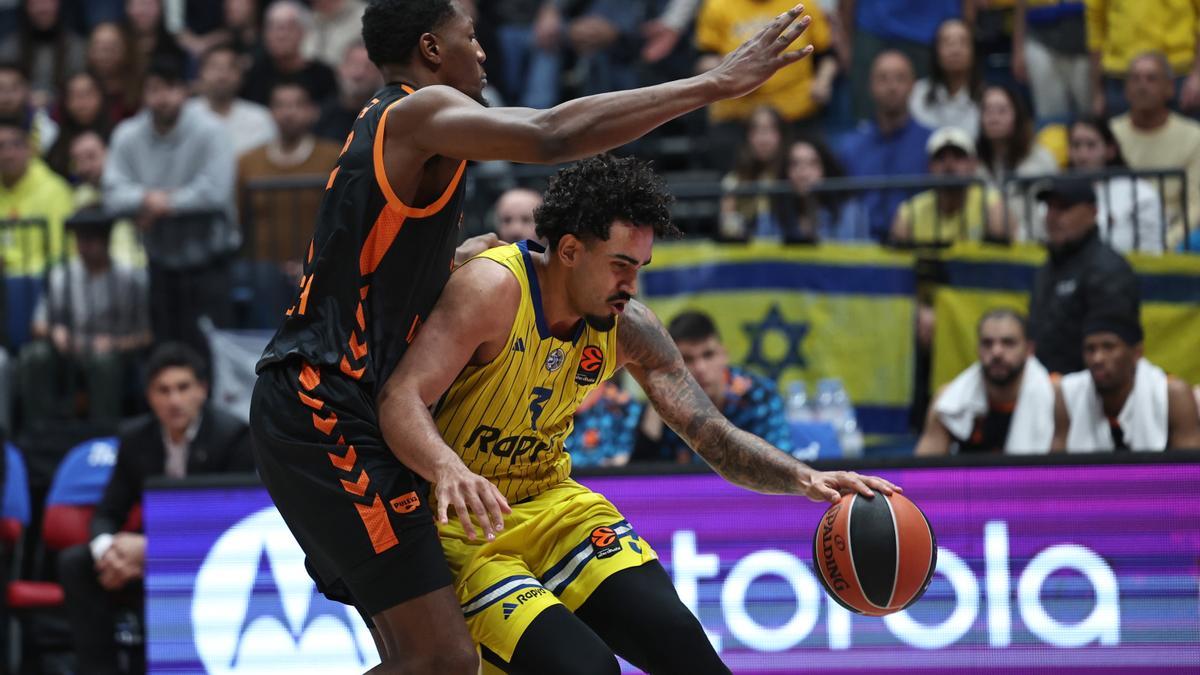 Yankuba Sima del Valencia Basket en acción contra Marcio Santos del Maccabi Tel Aviv.