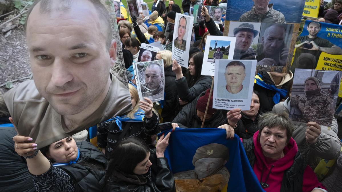 Ucranianos muestran retratos de sus familiares desaparecidos durante la Pascua ortodoxa