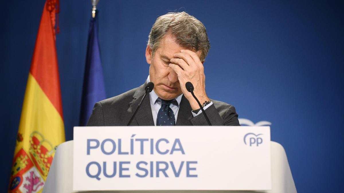 El presidente del Partido Popular, Alberto Núñez Feijóo, durante una rueda de prensa, en la sede del PP en Génova.