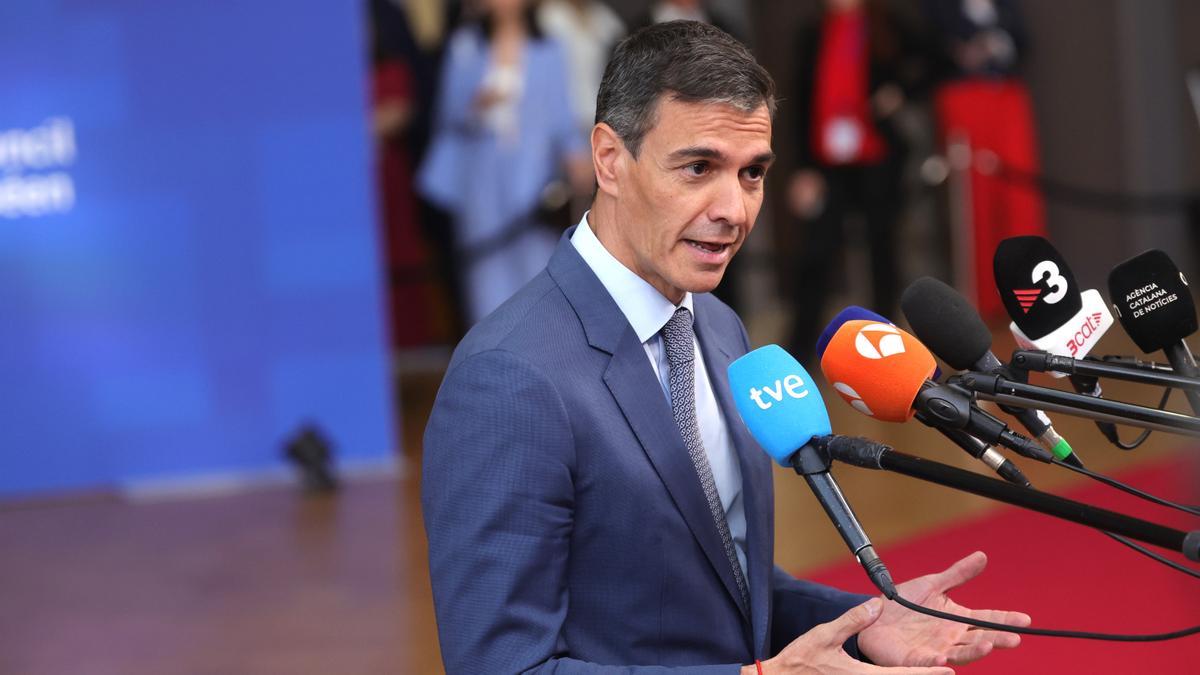 Pedro Sánchez, habla con los medios a su llegada a la cumbre del Consejo Europeo en Bruselas.