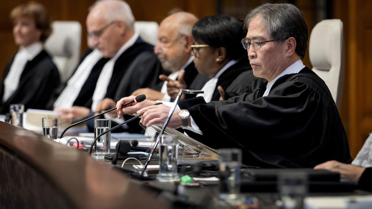 El presidente ,Yuji Iwasawa, de la Corte Internacional de Justicia, en una sala de la misma en La Haya.