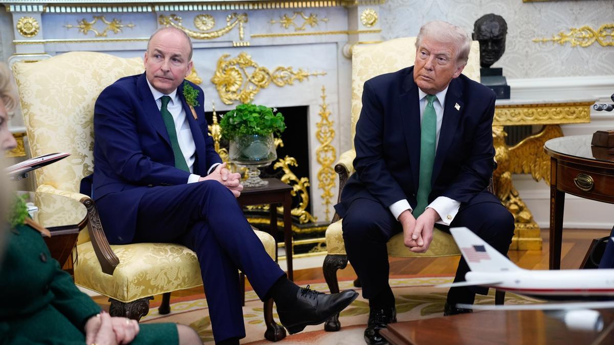 El presidente de Estados Unidos, Donald Trump, se reúne con el primer ministro de Irlanda, Micheal Martin, en el Despacho Oval de la Casa Blanca.