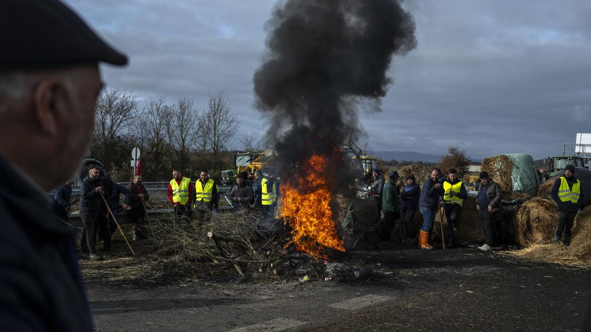 Un centenar de agricultores subidos a sus tractores han cortado este sábado la A-52, en Trasmiras (Ourense), a la altura del kilómetro 188.
