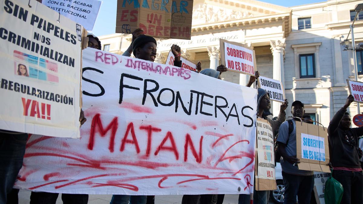 Manifestación frente al Congreso de RegularizaciónYA.