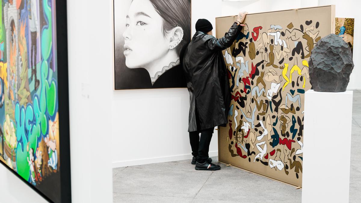 Una persona en Art Madrid’25, en la Galería de Cristal del Palacio de Cibeles.