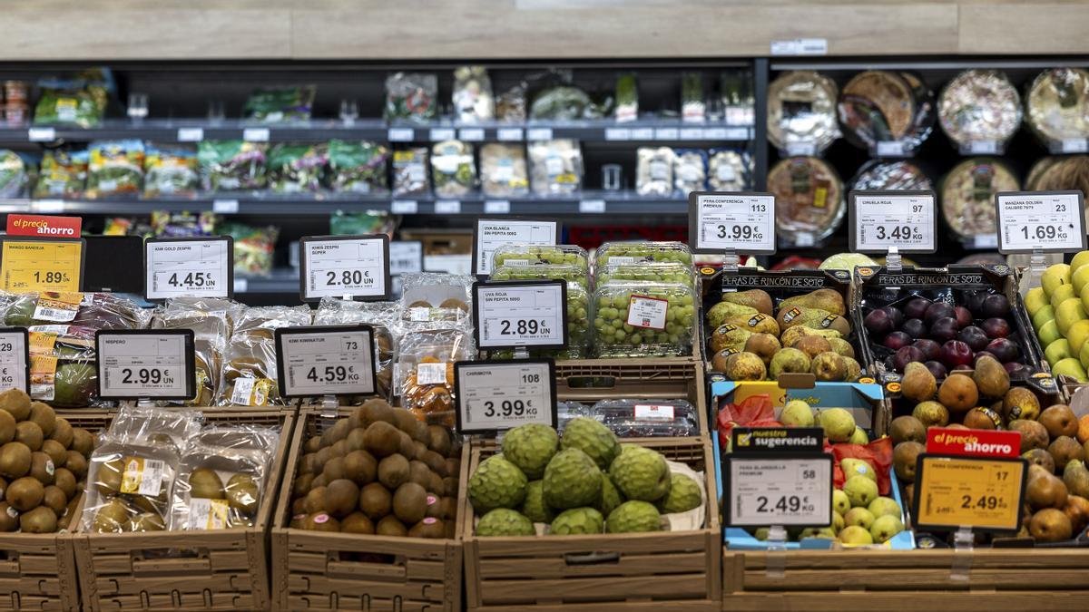 Vista de una frutería de un supermercado en Toledo.