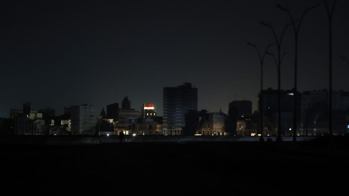 Una calle de La Habana a oscuras durante un corte de electricidad en La Habana, Cuba, el 16 de marzo de 2026.