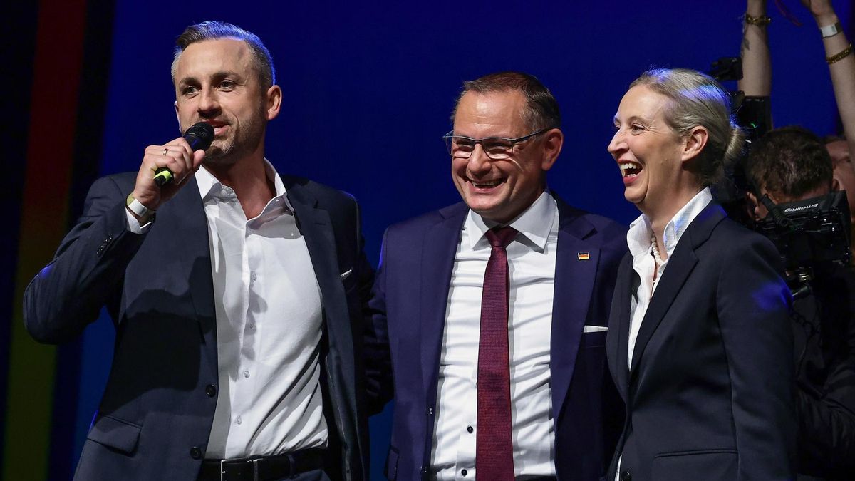 El candidato principal Ulrich Siegmund posa junto a la copresidenta del partido y del grupo parlamentario, Alice Weidel en Magdeburgo (Alemania), el 6 de septiembre de 2026.
