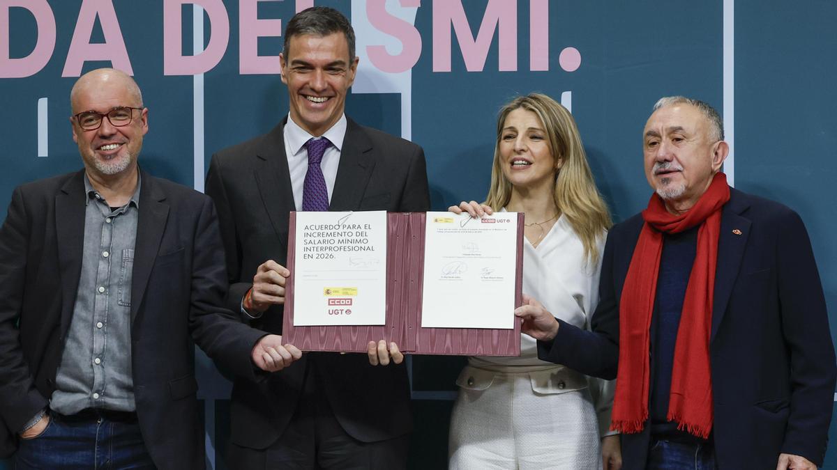 Gobierno y sindicatos firman acuerdo para subir el SMI.