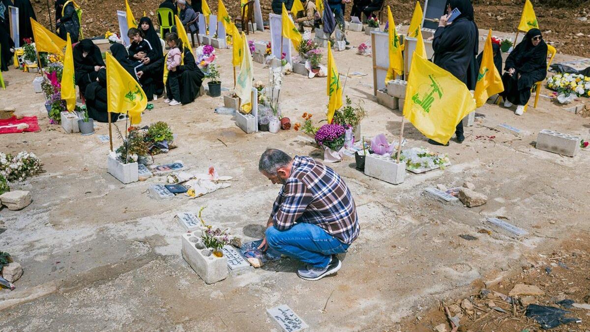 Las familias se recogen ante las tumbas de sus seres queridos, asesinados por ataques israelíes y enterrados temporalmente en los suburbios del sur de Beirut (Líbano), lejos de su pueblo de origen, el 31 de marzo de 2026.