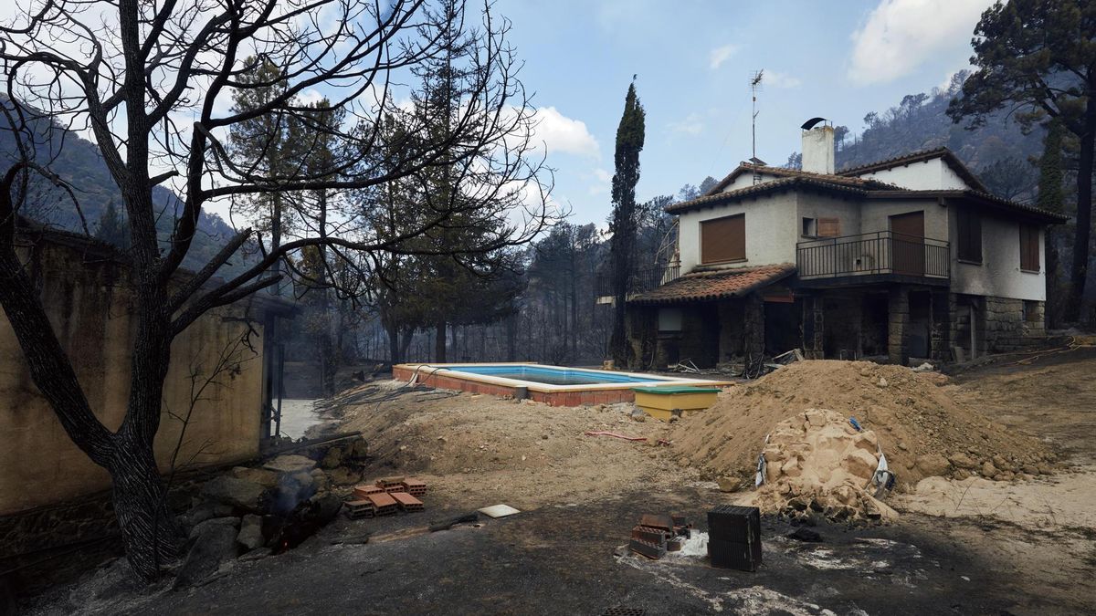 Casa quemada en los alrededores de el embalse de El Burguillo por el incendio que se originó en Burgohondo (Ávila).