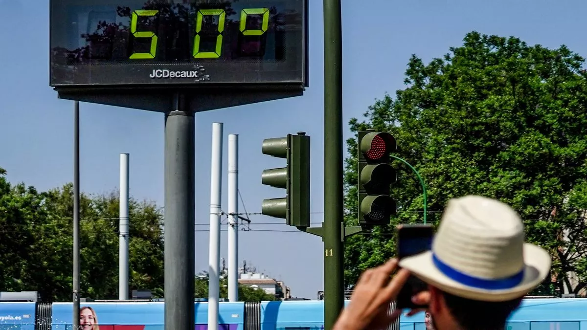Un termómetro en la calle marca 50 grados en Sevilla a finales de junio