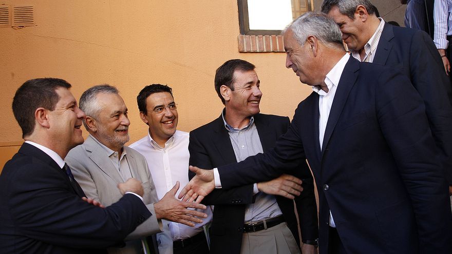 Emiliano García-Page, José Antonio Griñán y Tomás Gómez, entre otros dirigentes y barones del PSOE, el pasado 6 de julio en Granada, en la reunión del Consejo Territorial.