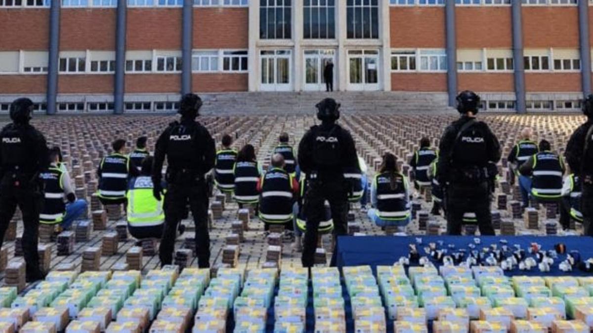 El inspector jefe corrupto quiso aparecer en la presentación del alijo de 13.000 kilos de cocaína
