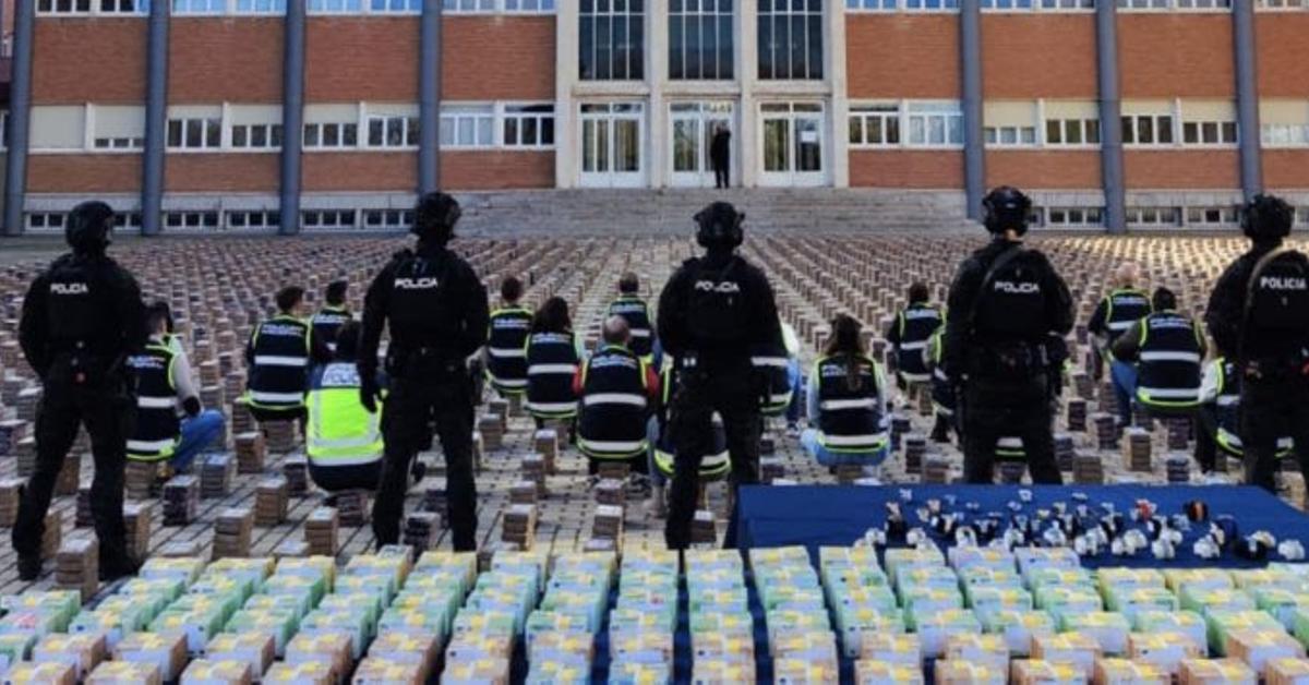 La vanidad acabó con el policía corrupto: quiso figurar en la 'foto' de un alijo cuando ya lo habían cazado