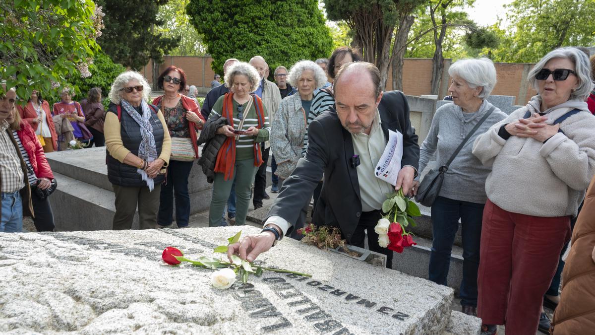 Las imágenes del paseo por la memoria de los socios de infoLibre por el Cementerio Civil de Madrid