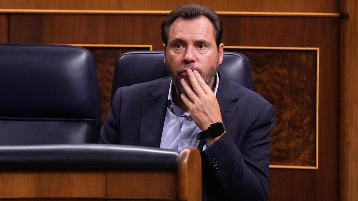El ministro de Transportes Óscar Puente durante el pleno del Congreso de los Diputados celebrado este martes en Madrid.
