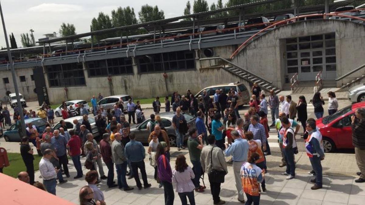 Concentración en TVE mientras el director nombraba un equipo a su medida