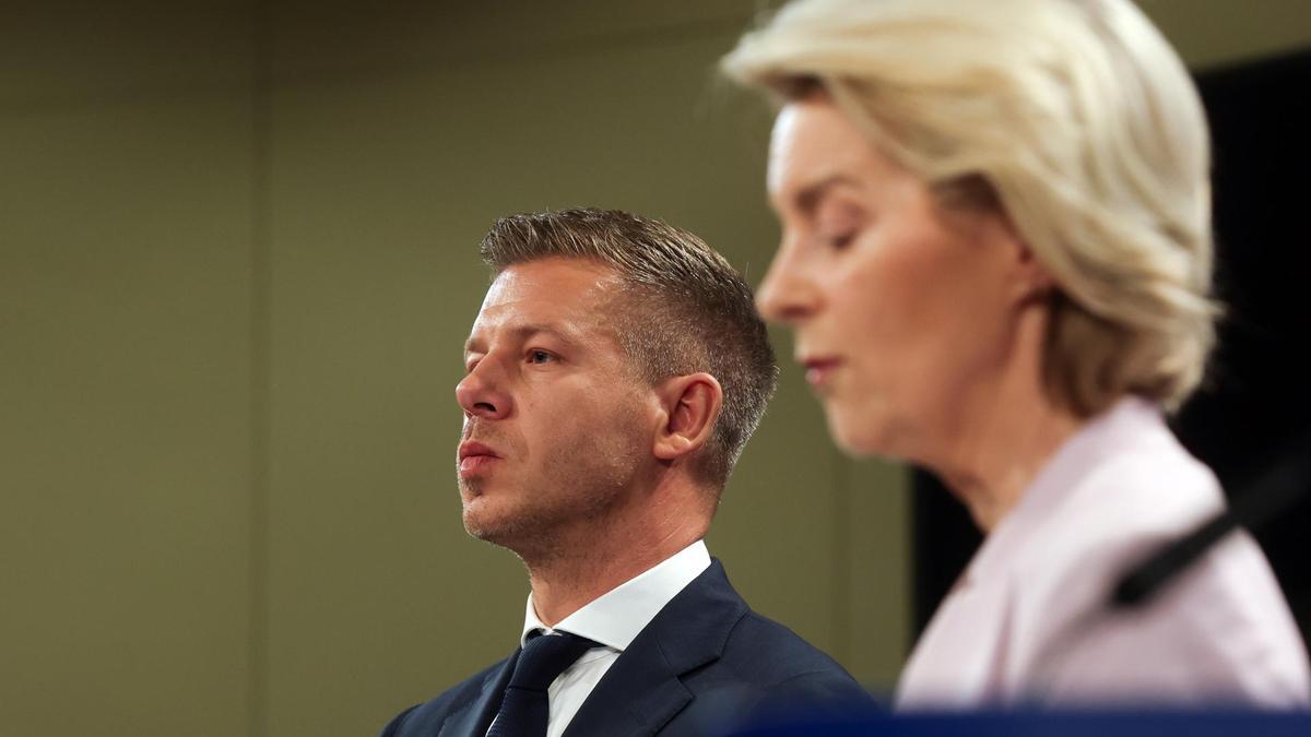 El primer ministro húngaro, Péter Magyar (izquierda), y la presidenta de la Comisión Europea, Ursula von der Leyen (derecha), ofrecen una rueda de prensa tras una reunión en la sede de la Comisión Europea en Bruselas.