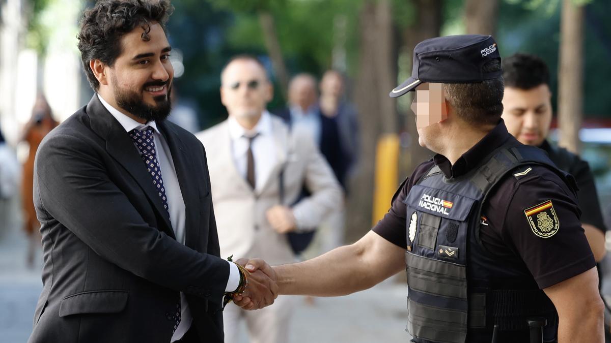 El eurodiputado Luis Pérez Fernández, conocido como Alvise, saluda a un policía a su llegada al Tribunal Supremo.
