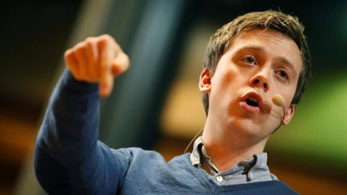 Podemos 'ficha' a Owen Jones para su sprint final hacia las generales