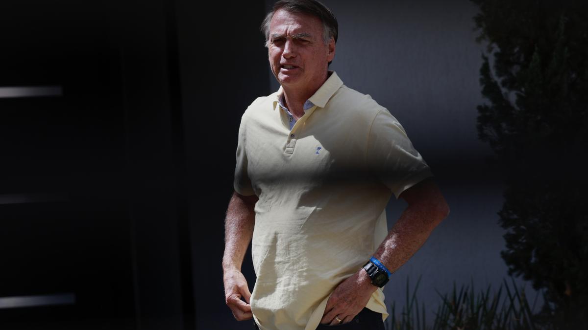 El expresidente de Brasil Jair Bolsonaro, camina al interior de su residencia este miércoles, en Brasilia (Brasil).