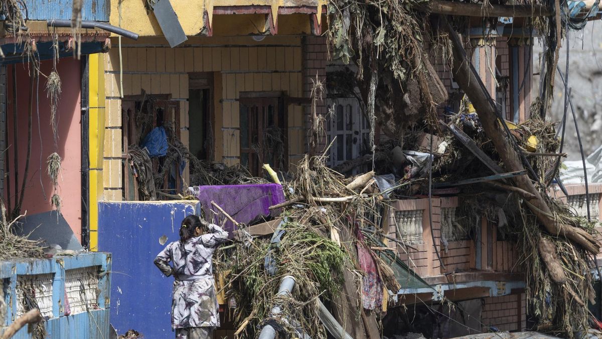 Un superviviente de las inundaciones regresa a su hogar en la aldea de Devighat, distrito de Nuwakot, Nepal.