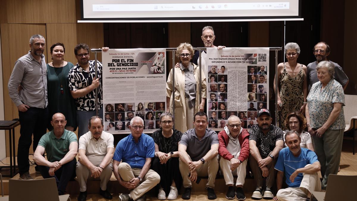 Foto de familia durante la rueda de prensa de presentación de la declaración 'Por el fin del genocidio en Palestina' suscrita por más de cien personalidades del mundo de la cultura, este miércoles, en el Ateneo de Madrid.