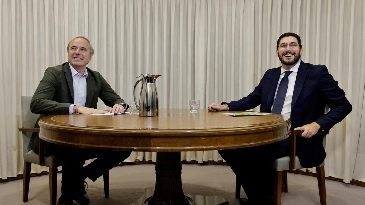 Los candidatos del PP y VOX a la Presidencia del Gobierno de Aragón, Jorge Azcón (i) y Alejandro Nolasco (d), respectivamente, mantienen una reunión en la sala del Torreón del Palacio de la Aljafería, a 13 de junio de 2023, en Zaragoza, Aragón (España).