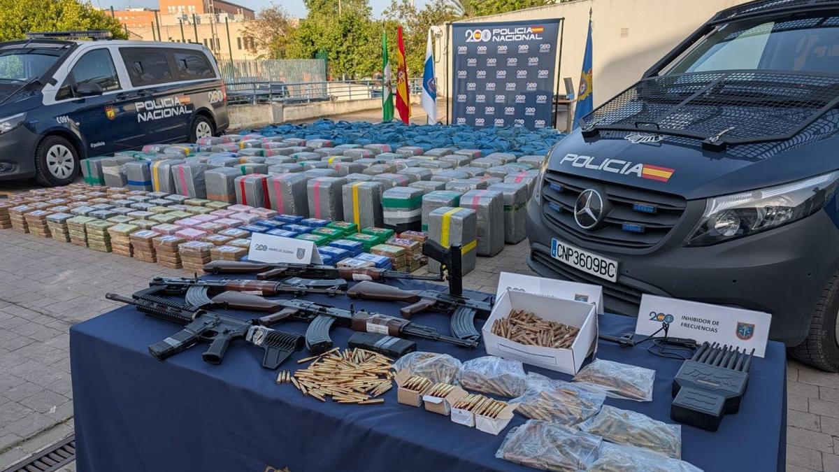 Armas y droga incautada.