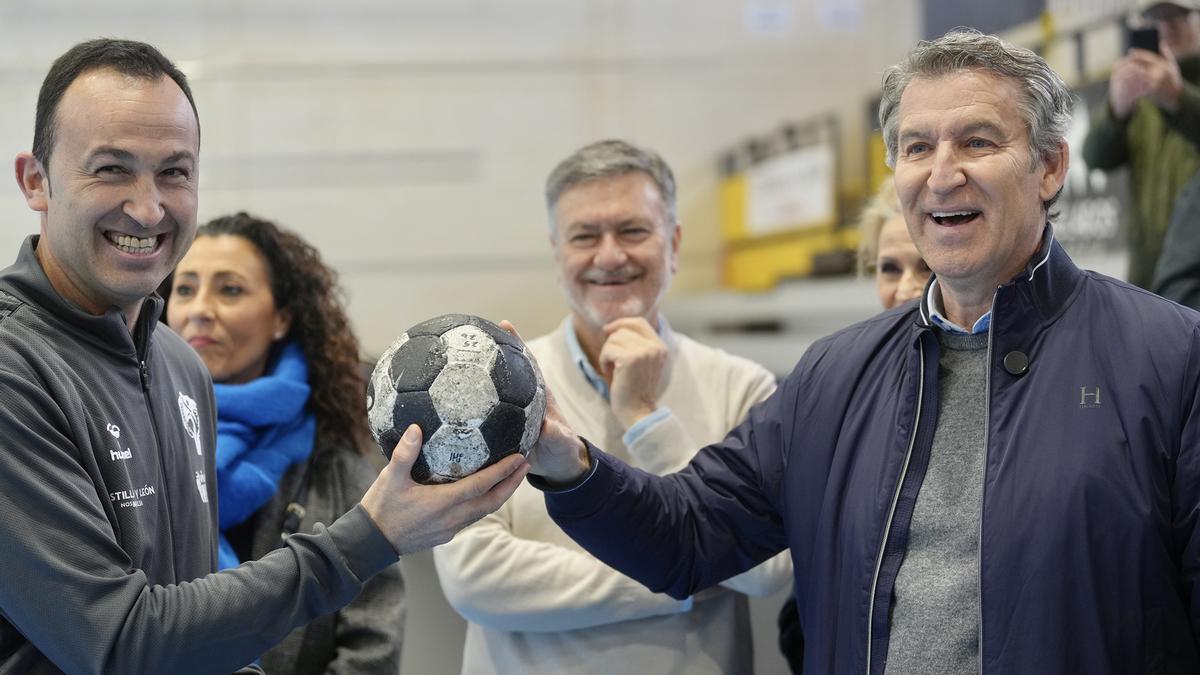 Visita de Alberto Núñez Feijóo a Nava de la Asunción (Segovia) con motivo de la campaña en Castilla y León.