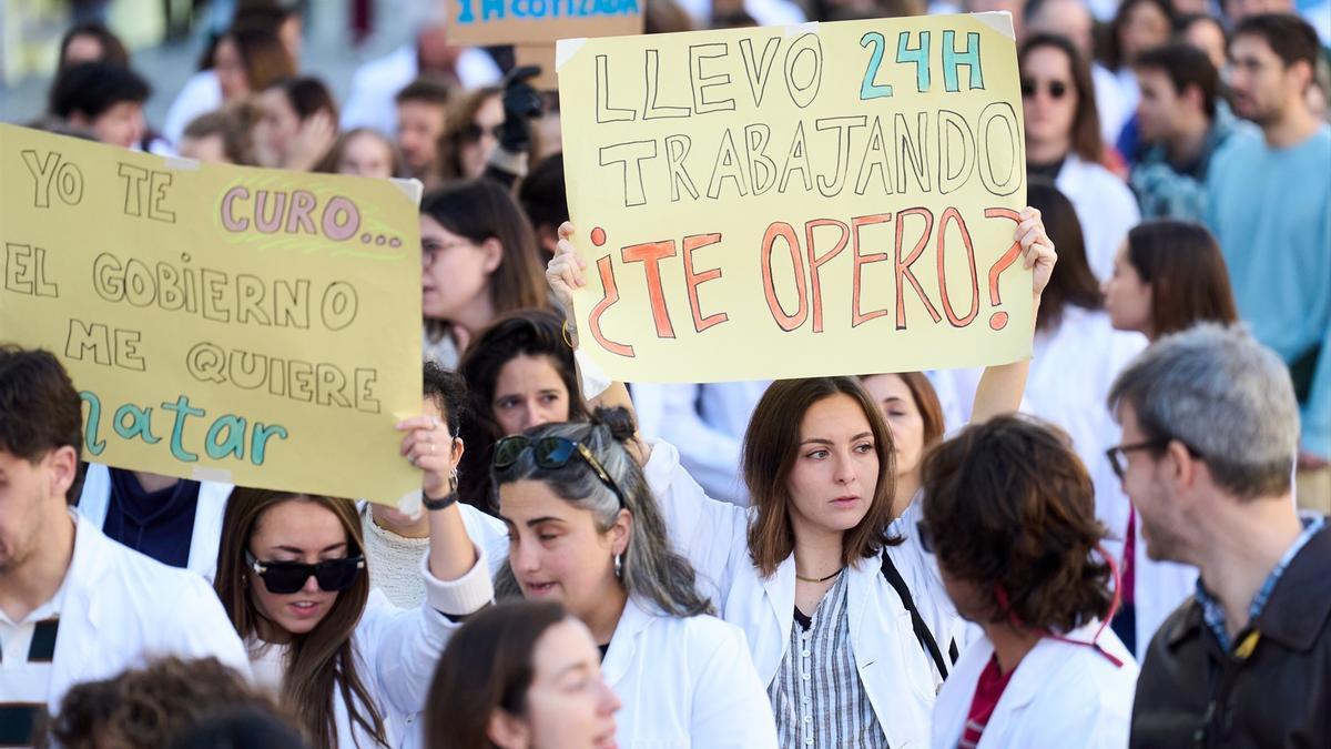 Decenas de médicos durante la concentración contra el Estatuto Marco propuesto por el Ministerio de Sanidad, a 11 de diciembre de 2025, en Santander, Cantabria (España).