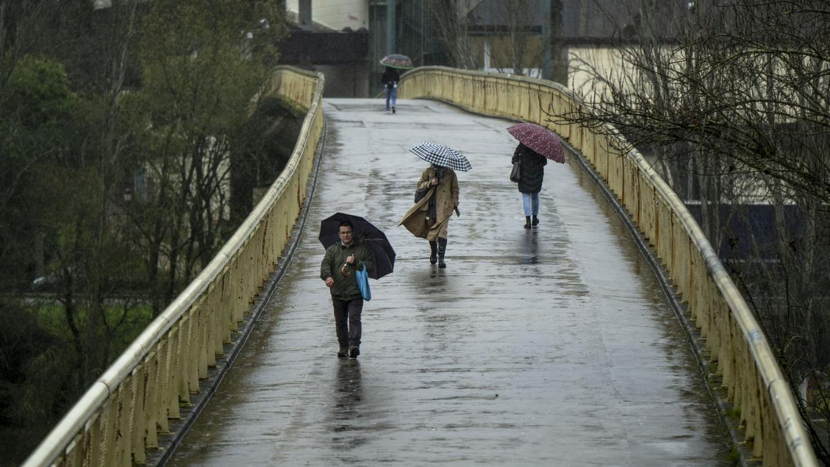Varias personas se protegen de la lluvia este miércoles en Ourense.