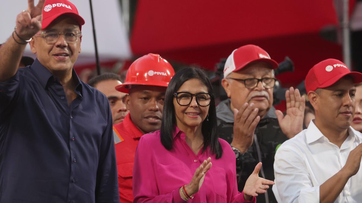 La presidenta encargada de Venezuela, Delcy Rodríguez (c), reacciona junto al presidente de la Asamblea Nacional de Venezuela (AN), el chavista Jorge Rodríguez (i), este jueves, en Caracas (Venezuela).
