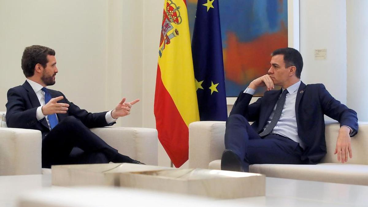 Pablo Casado y Pedro Sánchez, durante su reunión en La Moncloa.
