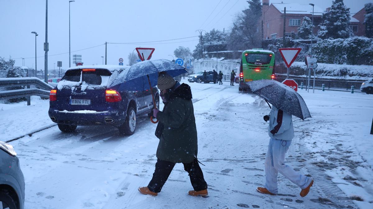 Vista de las calles de Torrelodones, Madrid cubiertas de nieve este miércoles.