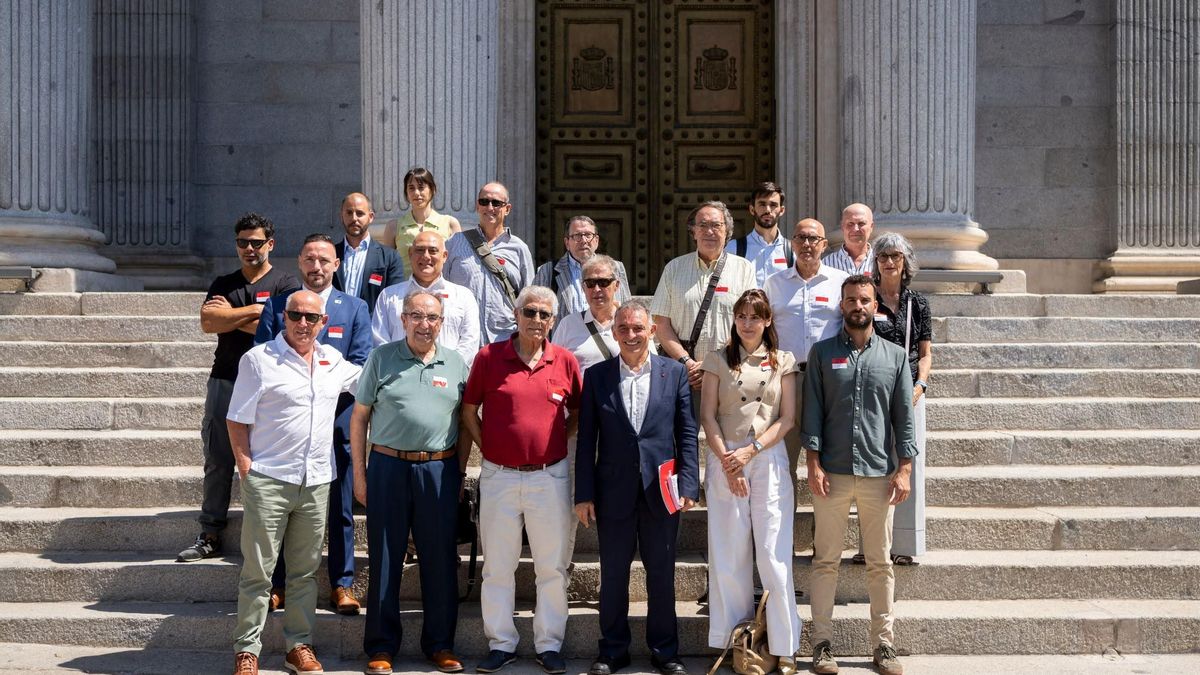 El diputado Enrique Santiago con representantes del Sindicato Reformista de la Policía y otros sindicalistas de la Policía y Guardia Civil frente al Congreso de los Diputados.