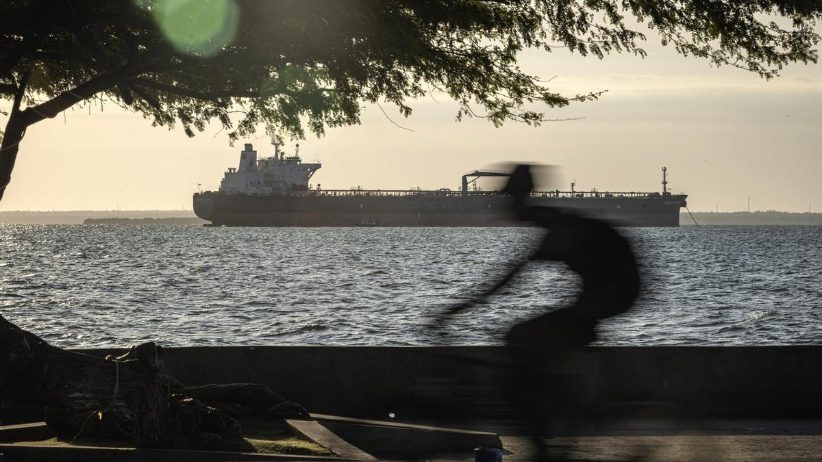 Fotografía que muestra un buque petrolero navegando en el Lago de Maracaibo este jueves.