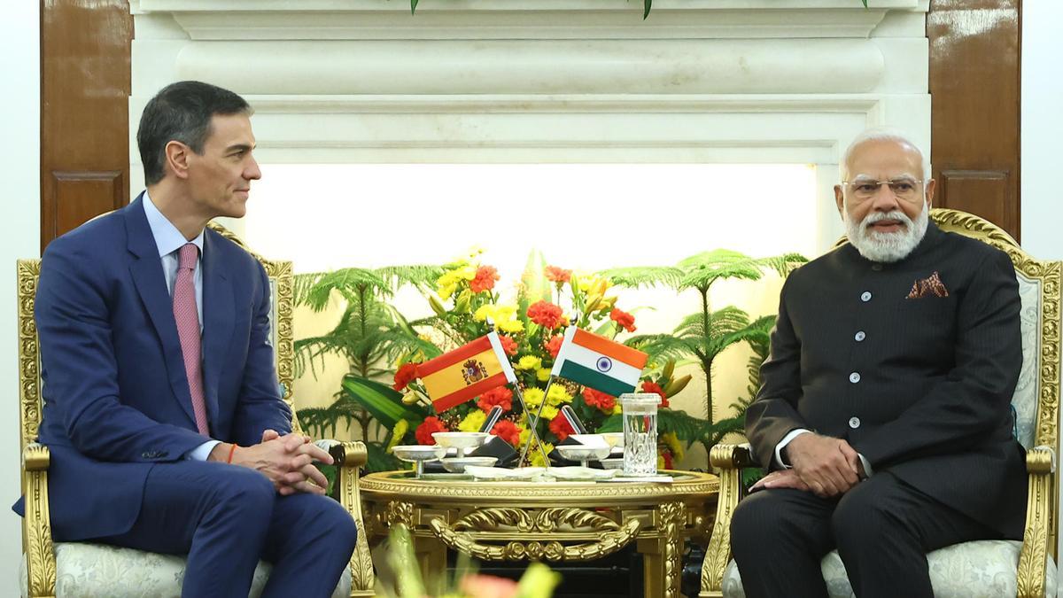 Sánchez llega a la India para reunirse con Modi y asistir a una cumbre sobre la IA.