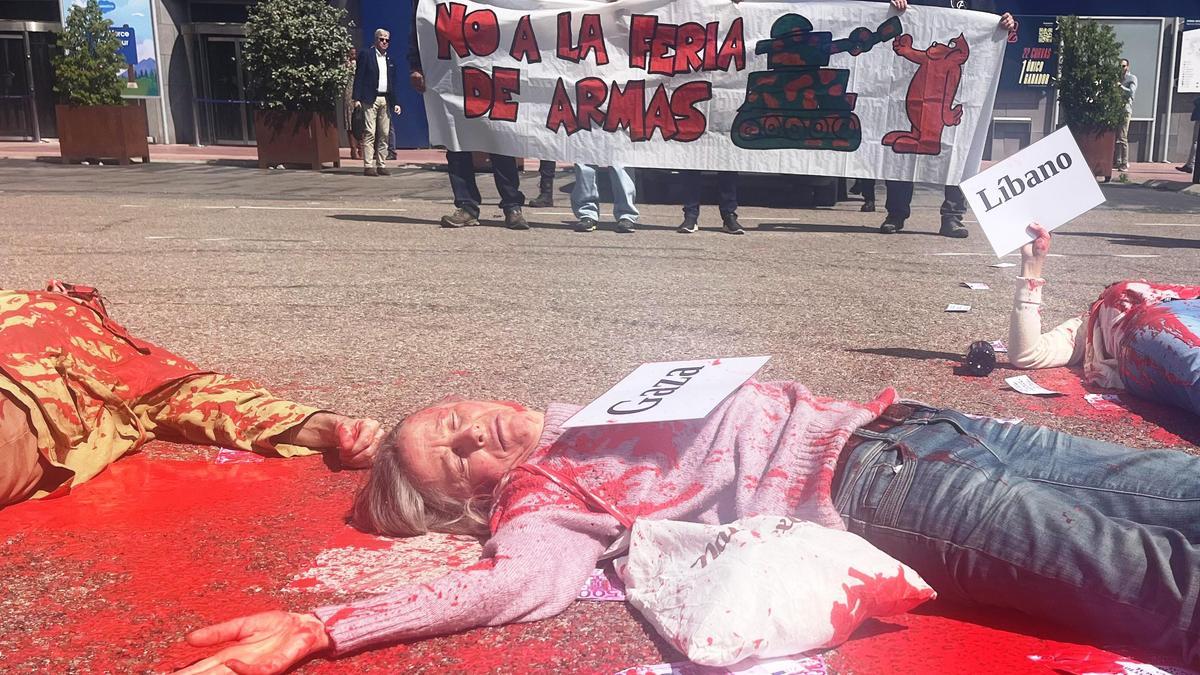 Manifestación de activistas contra la "feria de la guerra" de Ifema.