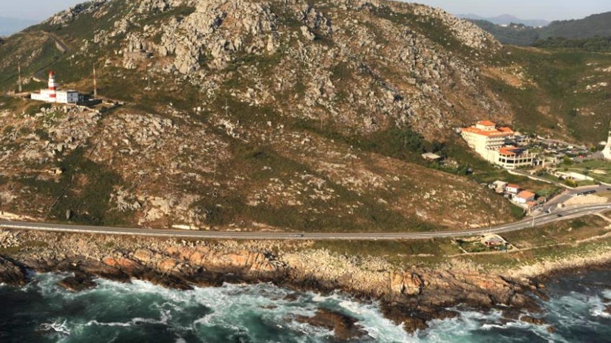 El hotel con un centro de talasoterapia ilegal en funcionamiento desde 2003 en Oia, junto al faro de Cabo Silleiro.