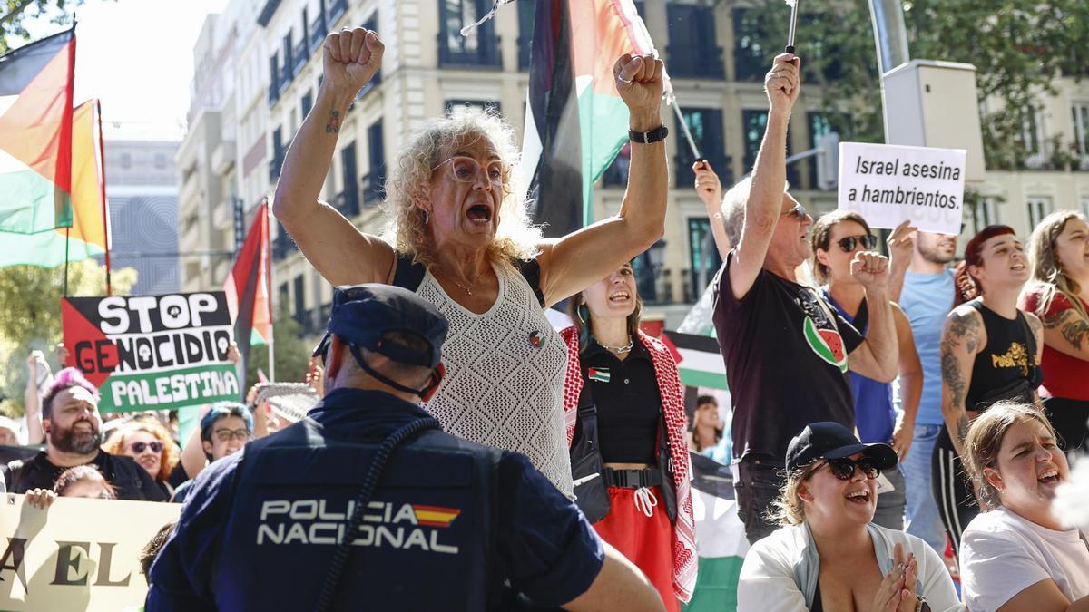 Cientos de personas protestan por la situación de Palestina en el Paseo de la Castellana, este domingo, durante la última etapa de la Vuelta a España.