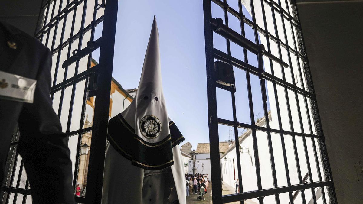 Entrada del último nazareno de la Hermandad de la Paz y Esperanza este miércoles, en Córdoba.