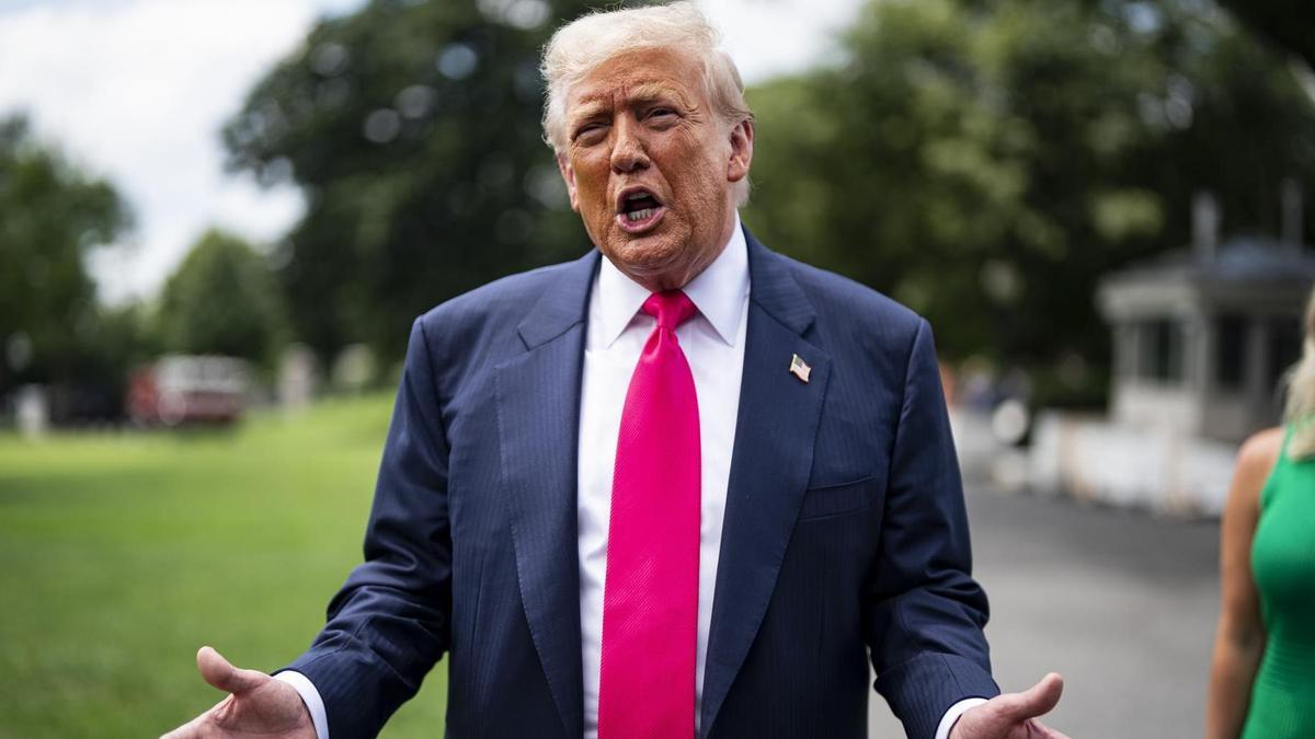 Donald Trump responde a las preguntas de los medios de comunicación mientras camina hacia el Marine One en la Casa Blanca.