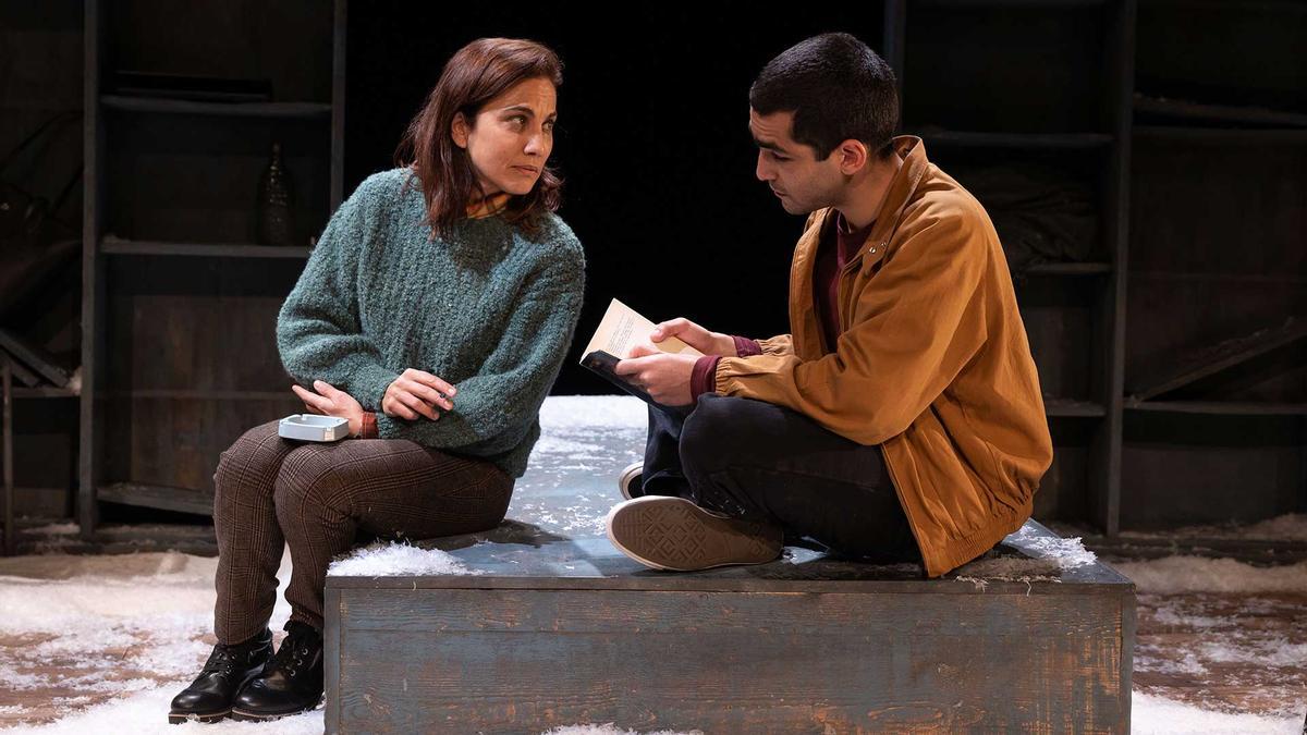 Escena de 'El sonido oculto' con Toni Acosta y Omar Ayuso