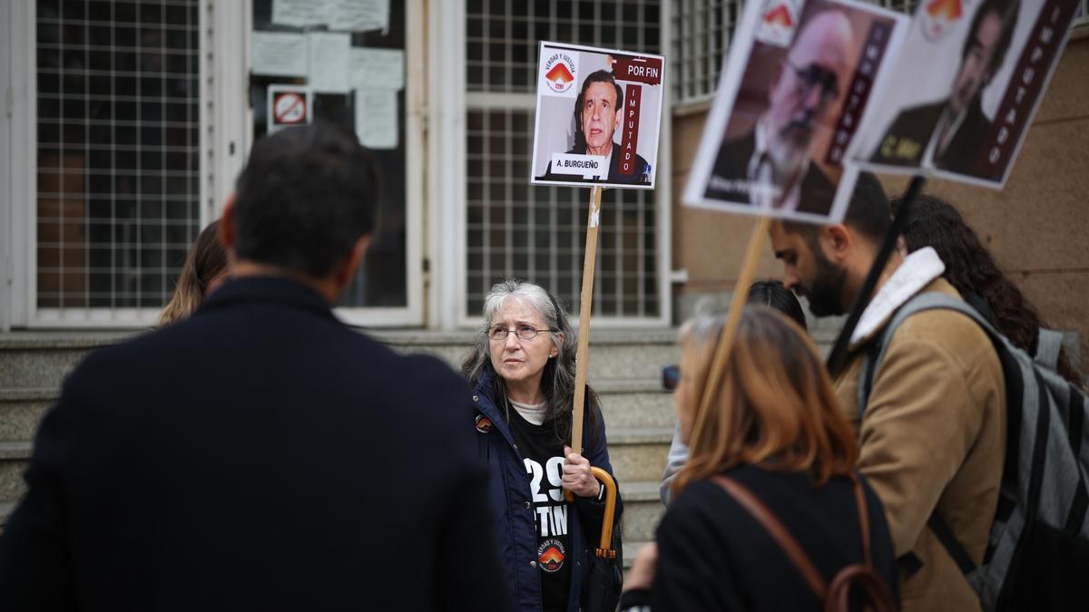Varias personas protestan a las puertas de los juzgados de Collado Villalba.