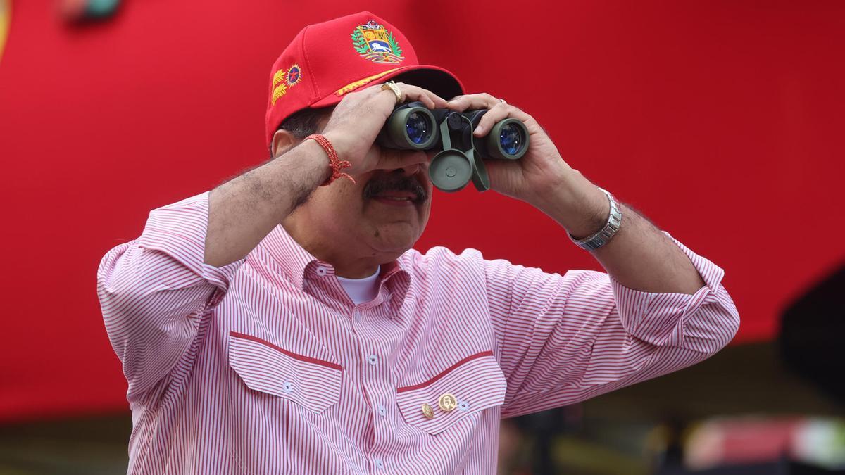 El presidente de Venezuela, Nicolás Maduro, observa por unos binoculares durante una movilización este lunes, en Caracas.